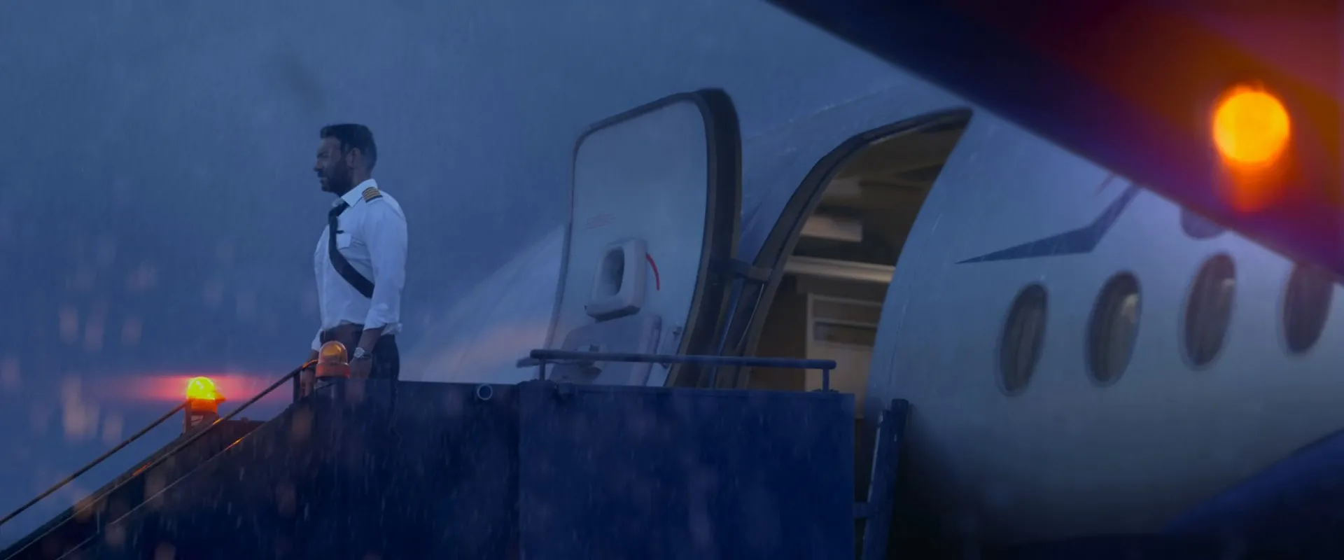 Runway 34 2022 Hindi Movie Web-DL 720p – 480p Screenshot