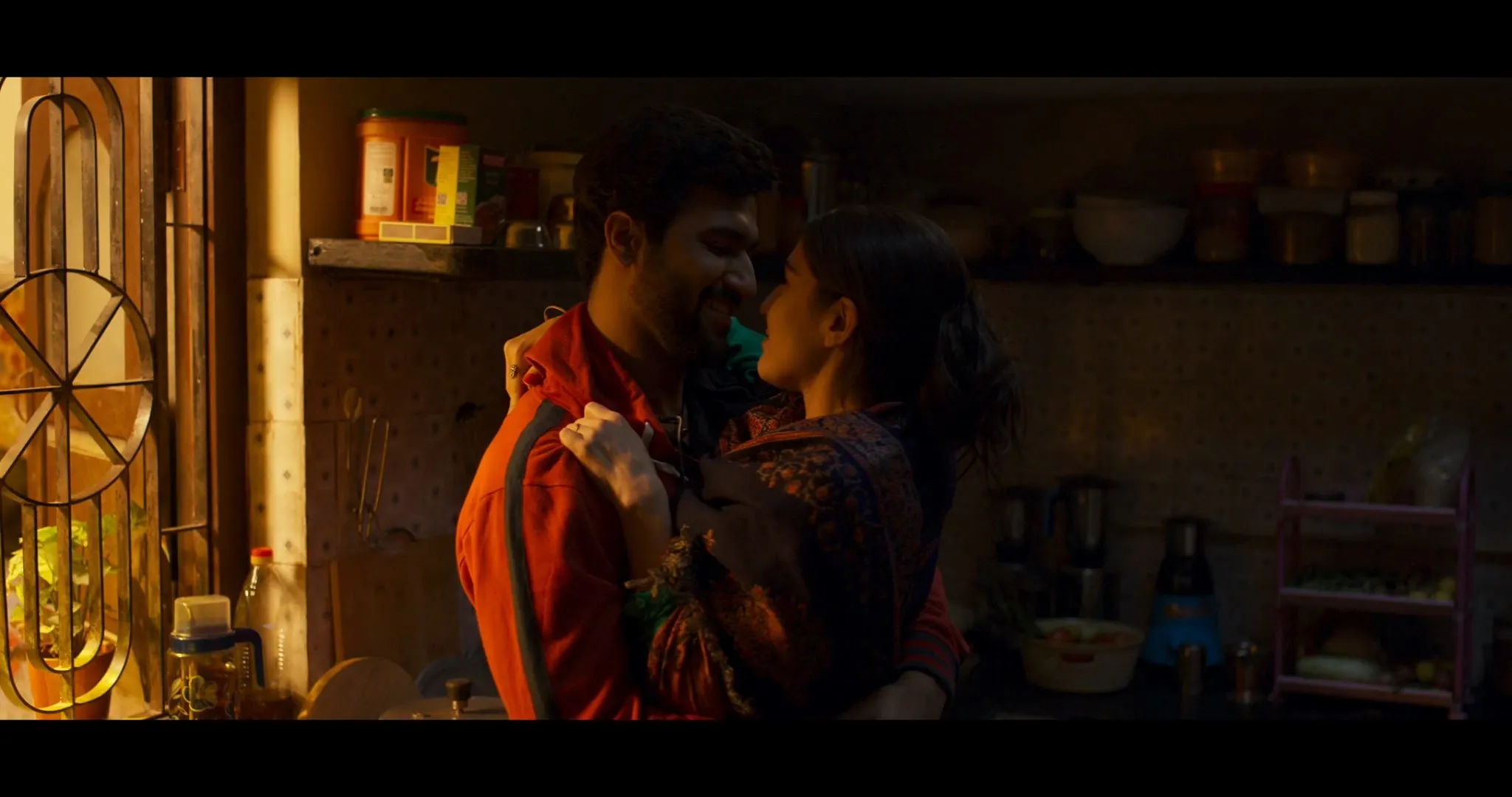 Zara Hatke Zara Bachke (2023) Hindi Pre-DVDRip | 720p | 480p Screenshot