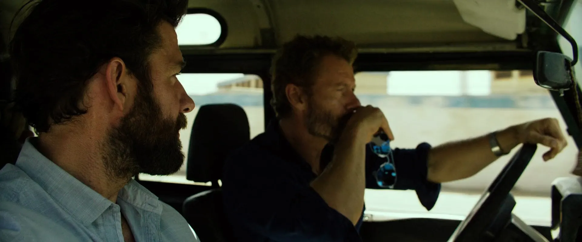 13 Hours (2016) Hindi Dual Audio 720p BluRay [1.2GB] Screenshot