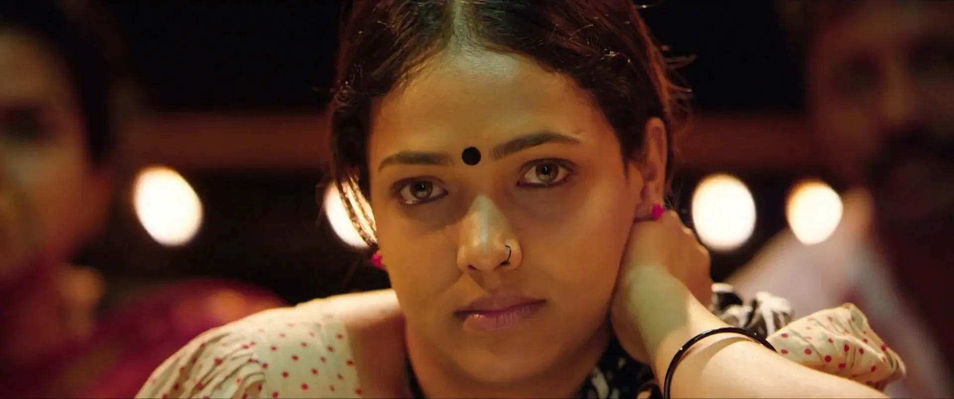 Aa Karaala Ratri (2018) (Hindi – Kannada) Dual Audio UnCut HDRip 720p – 480p Screenshot