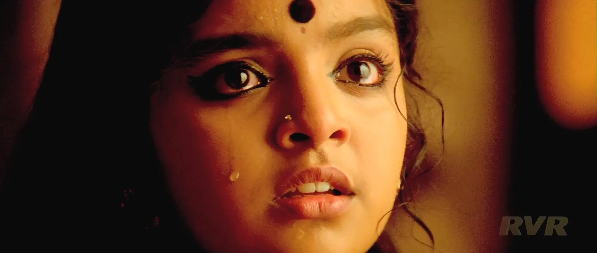 Arundhati (2009) (Hindi – Telugu) Dual Audio 720p UnCut HDRip [1.3GB] Screenshot