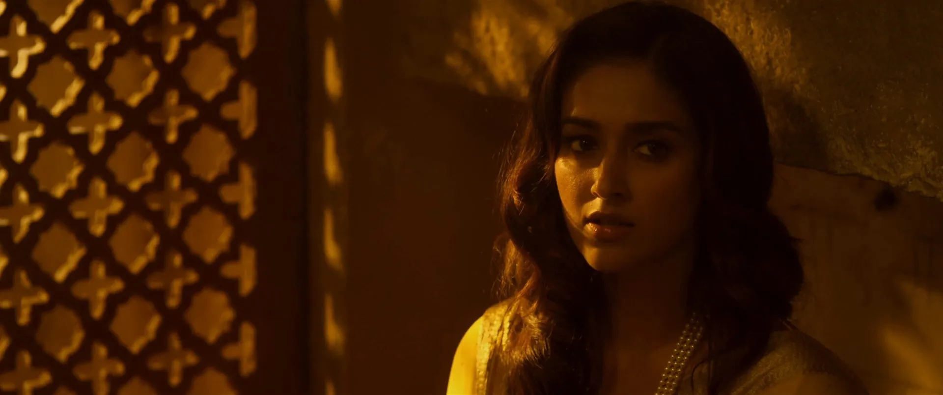 Baadshaho (2017) 400MB Full Movie 480p DVDRip Download Screenshot