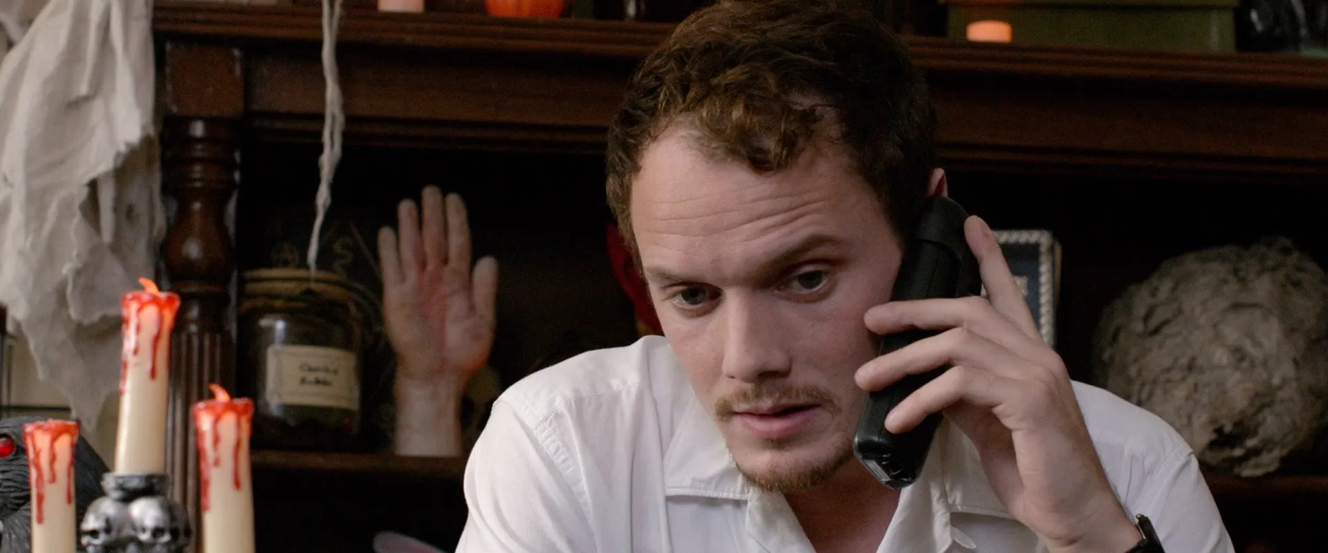 Burying the Ex 2014 Hindi (HQ Dubbed) 480p HDRip 450MB Screenshot