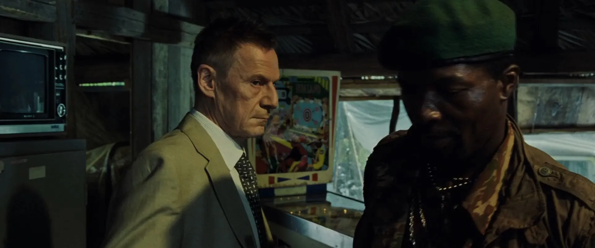 Casino Royale (2006) Hindi Dual Audio 720p BluRay [1.2GB] Screenshot