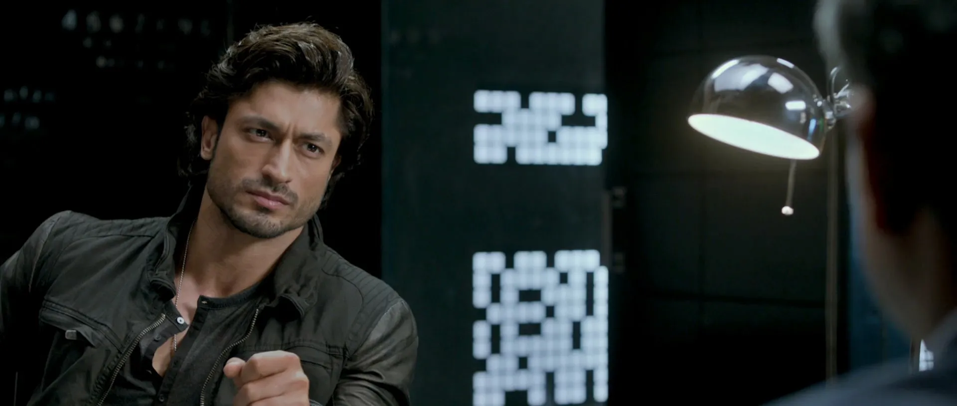 Commando 2 (2017) Hindi pDVDRip x264 [1.45GB] Screenshot