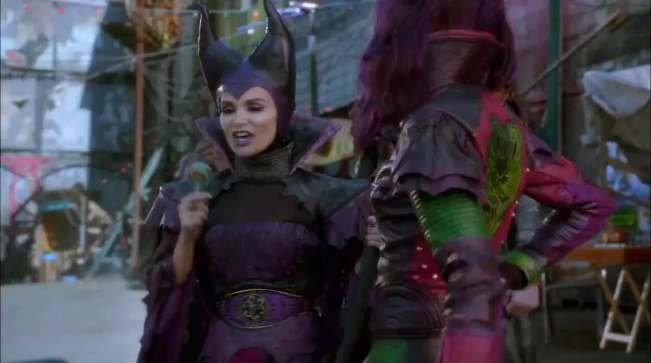 Descendants (2015) Hindi Dual Audio 720p Web-DL [1.1GB] Screenshot