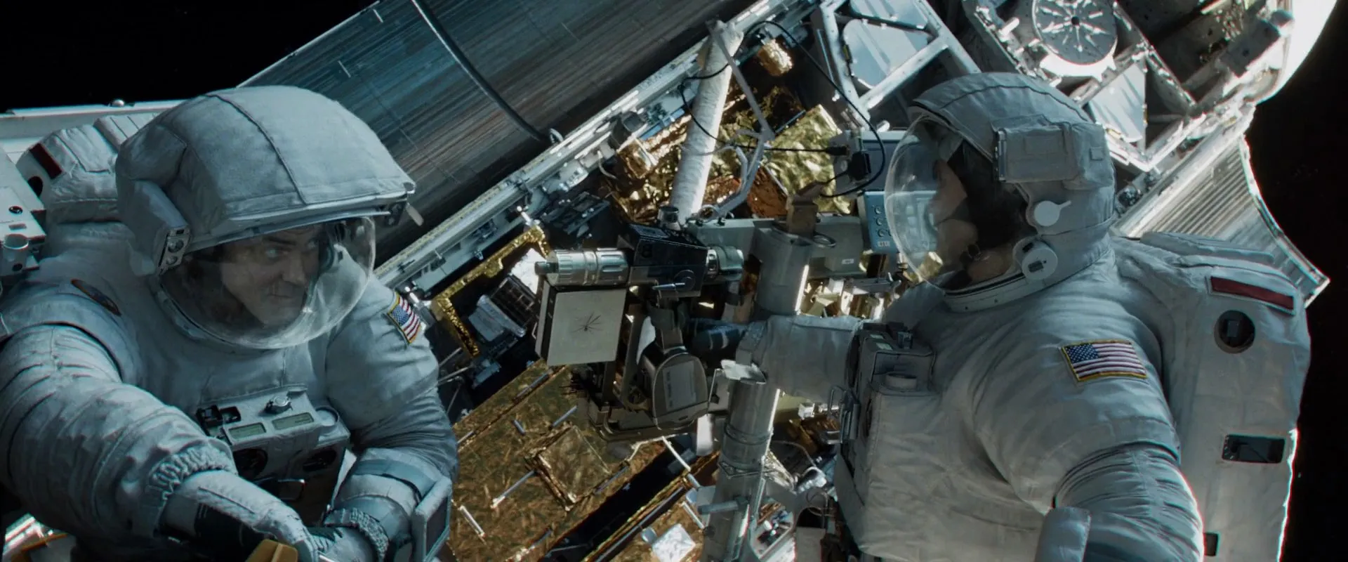 Gravity (2013) Hindi Dual Audio 480p BluRay 300MB Screenshot