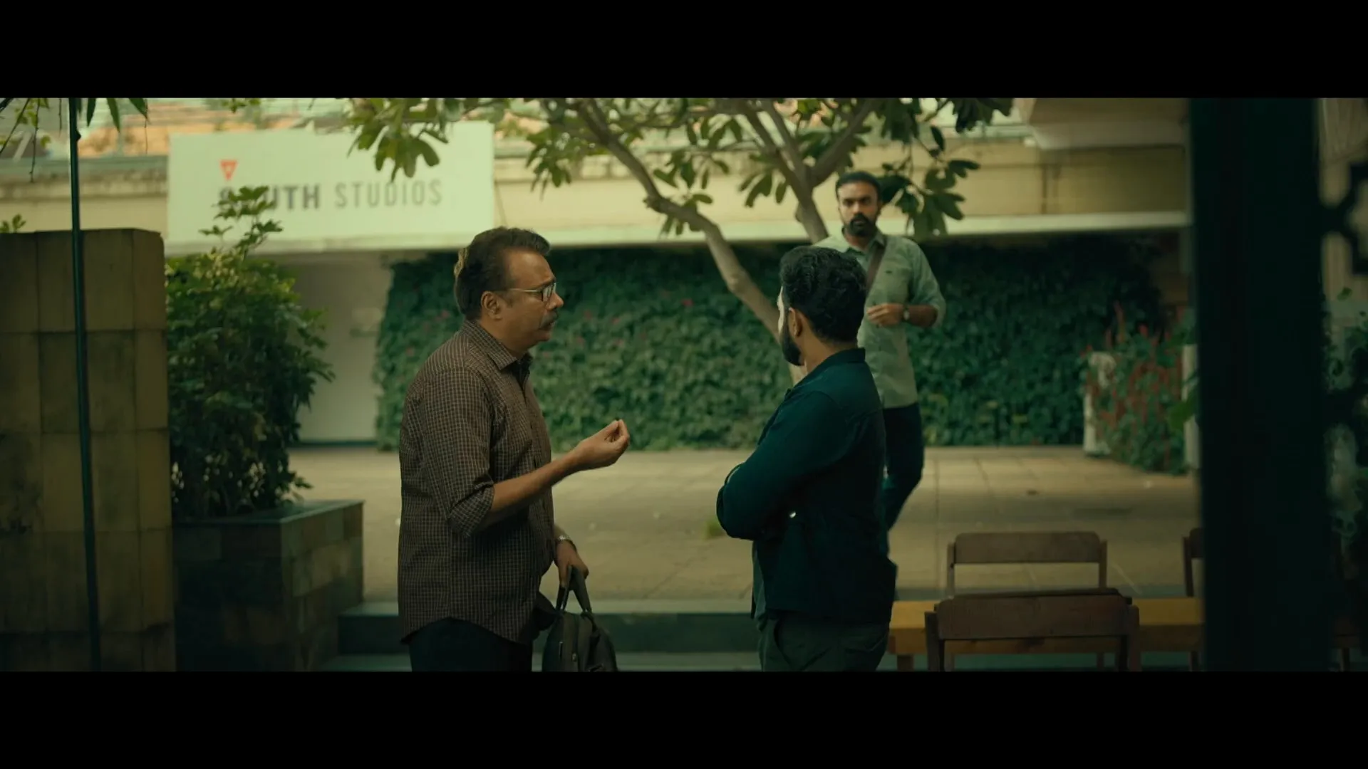 Innale Vare (2022) Hindi Movie HDRip 720p – 480p Screenshot