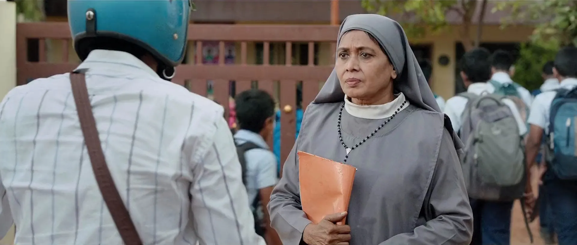Mookuthi Amman (2020) (Hindi – Tamil) Dual Audio UnCut HDRip 720p – 480p Screenshot