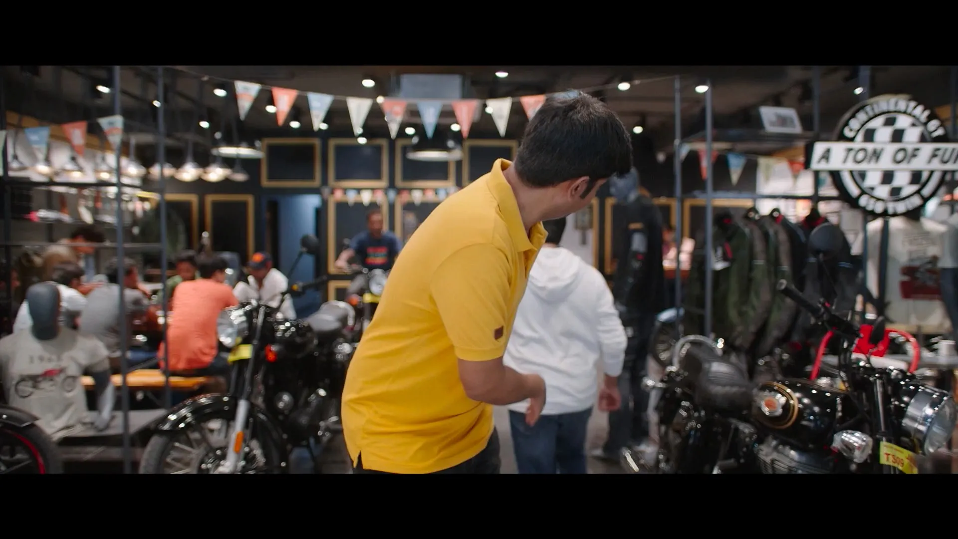 No Parking (Ichata Vahanamulu Niluparadu) (2021) (Hindi – Telugu) Dual Audio UnCut HDRip 720p – 480p Screenshot