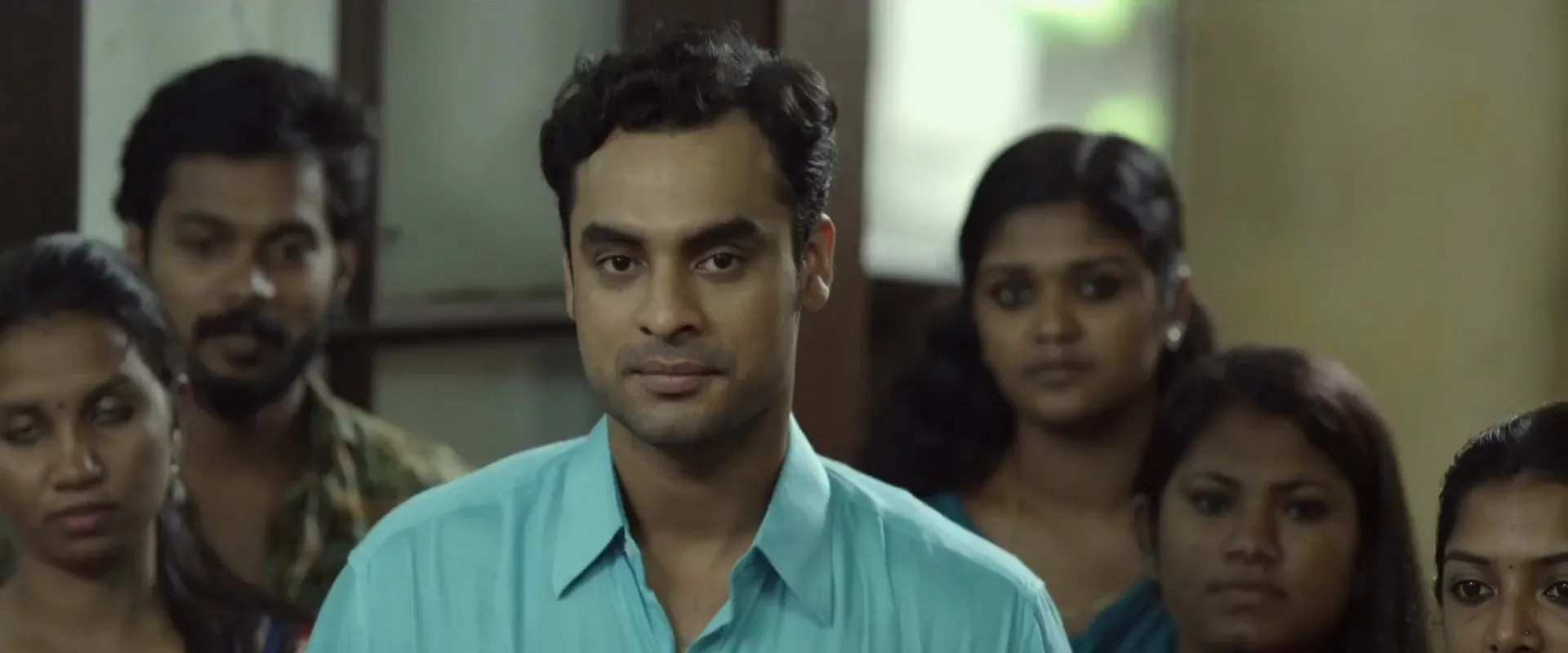 Oru Mexican Aparatha (2017) (Hindi – Malayalam) Dual Audio 720p UnCut HDRip [1.3GB] Screenshot