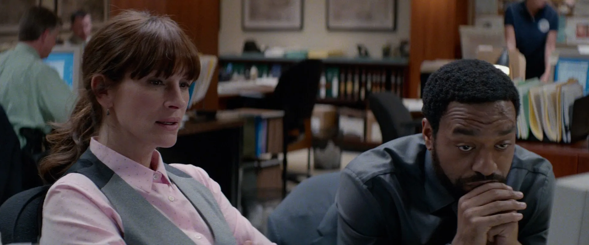 Secret in Their Eyes 2015 Hindi Dual Audio 480p BluRay 350MB Screenshot