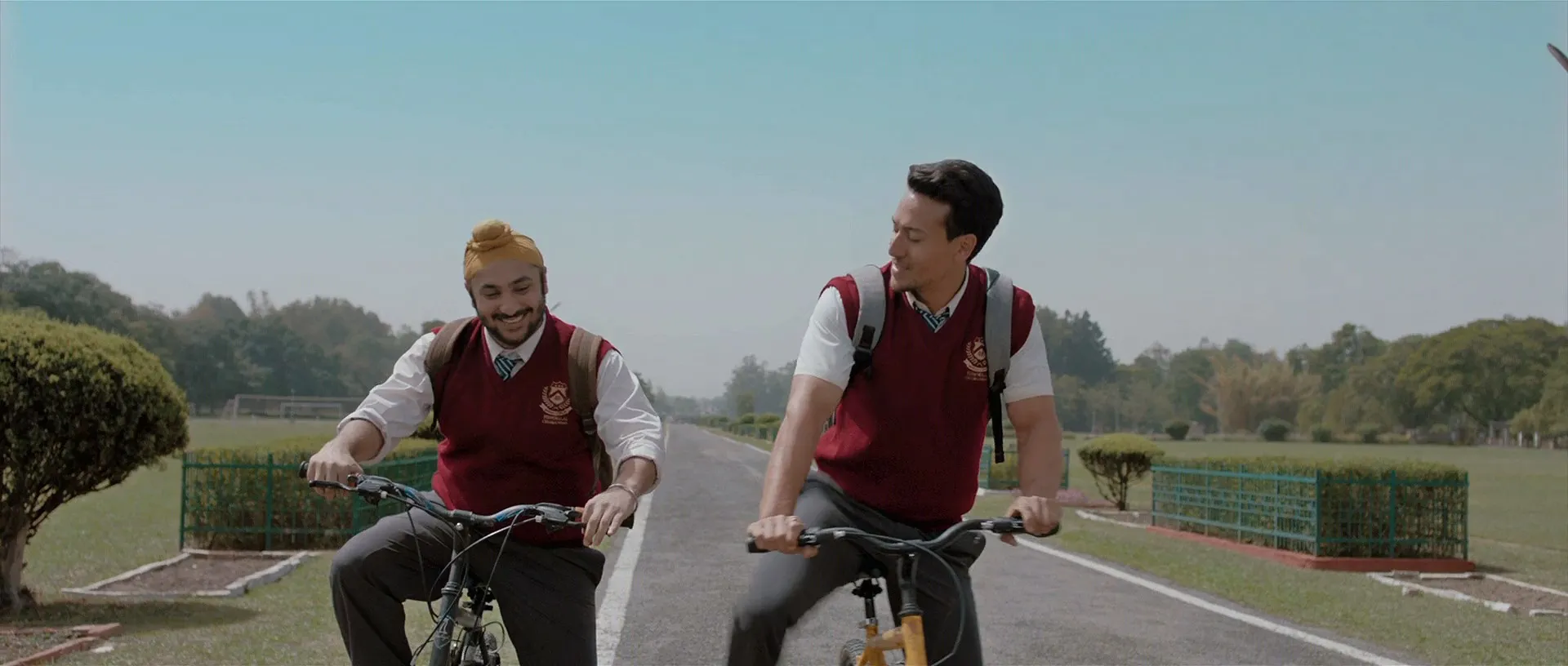 Student of the Year 2 (2019) Hindi Movie 720p HDRip x264 [1.2GB] Screenshot