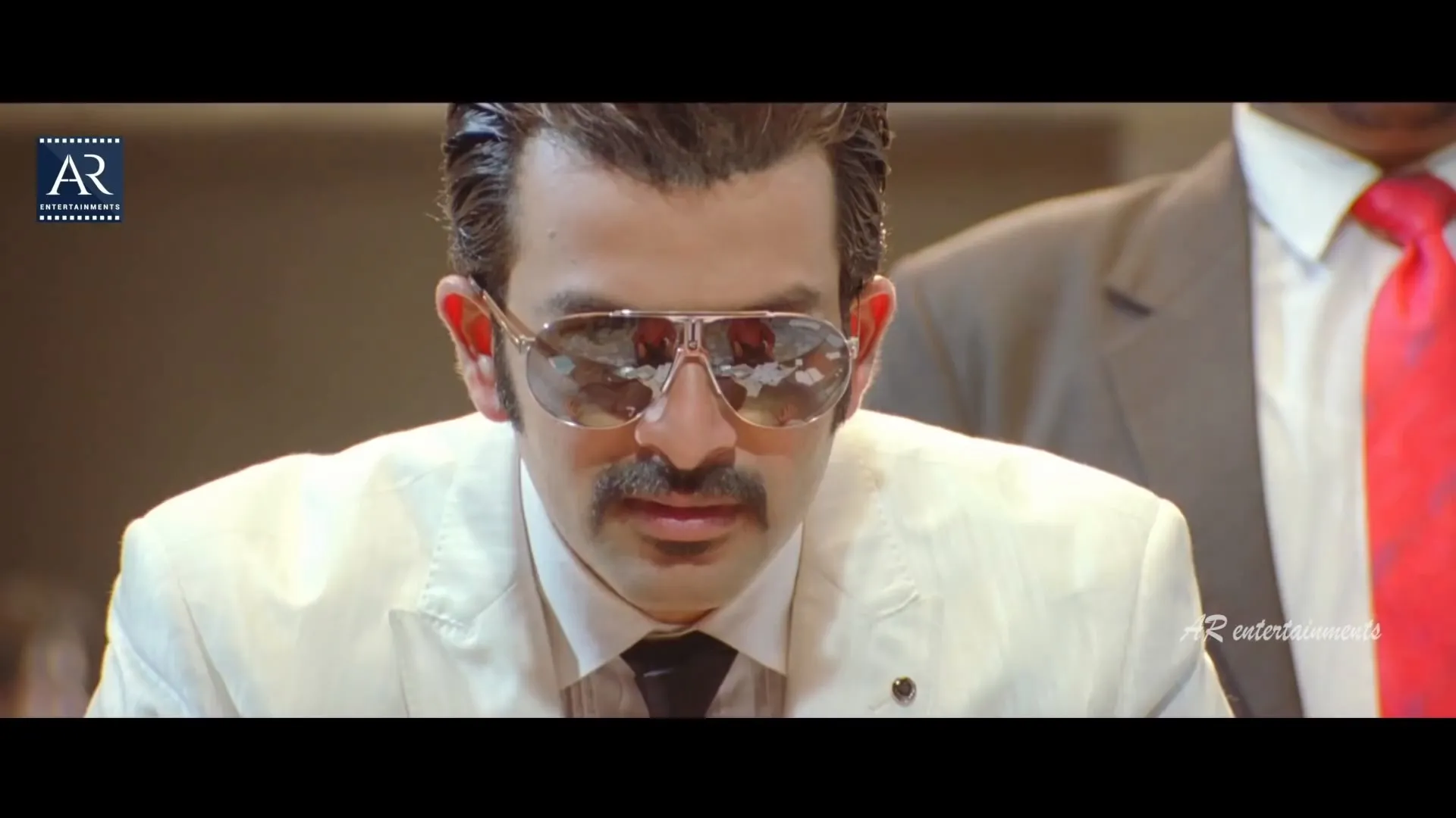 Teja Bhai and Family (2011) (Hindi -Tamil) Dual Audio 720p UnCut HDRip [1.1GB] Screenshot