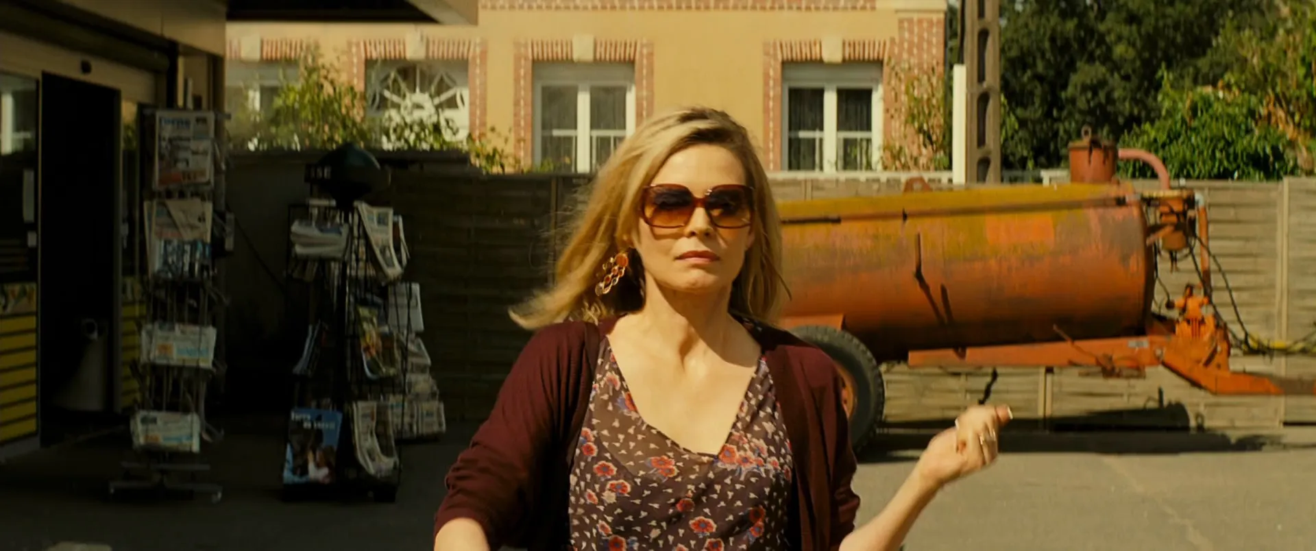 The Family (2013) Dual Audio Hindi Movie 720p BluRay - 930MB Screenshot
