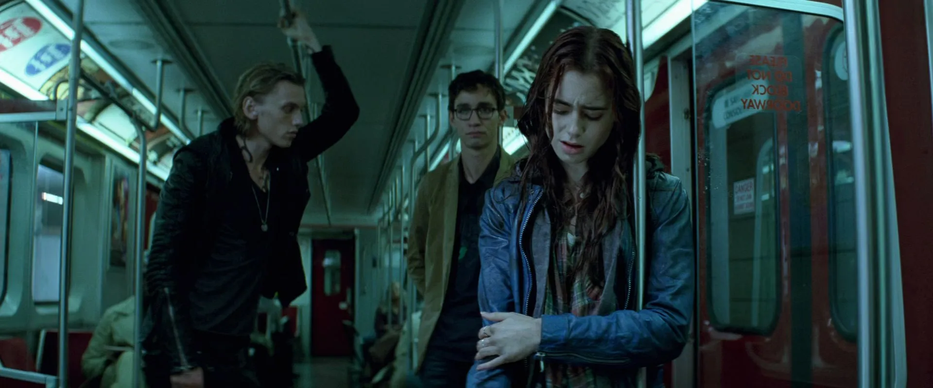 The Mortal Instruments: City of Bones (2013) Dual Audio Hindi Movie 720p BluRay - 1.1GB Screenshot