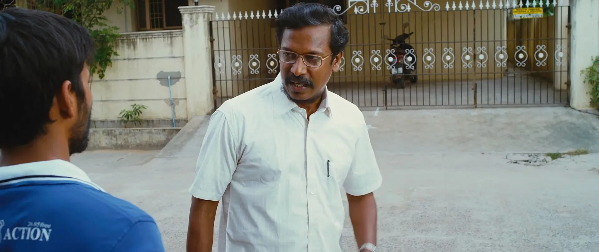 Velaiyilla Pattathari 2014 (Hindi -Tamil) Dual Audio 720p UnCut HDRip [1.4GB] Screenshot